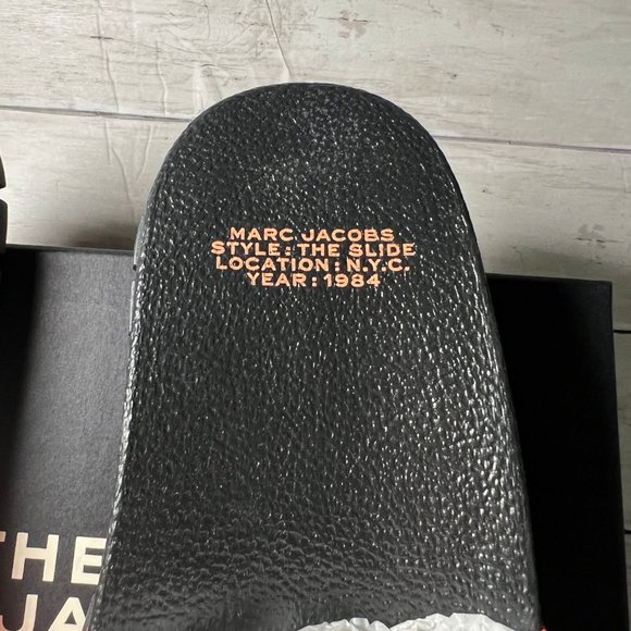 MARC JACOBS Dragon Fire 'The Slide' Logo Print Ridged Flat Sandals Slides Shoes - Picture 4 of 9